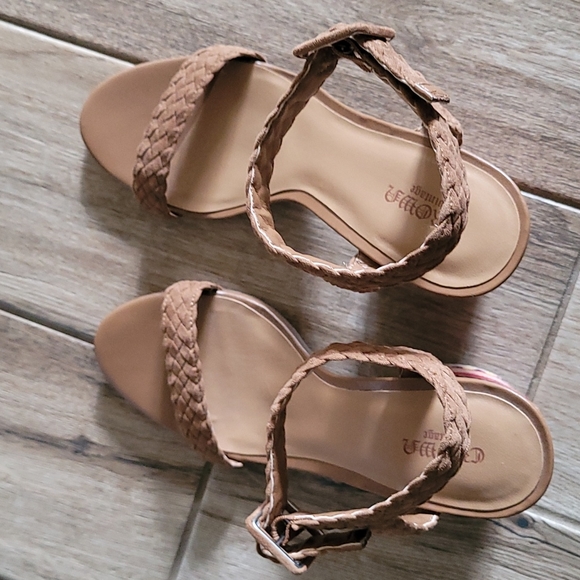 Crown Vintage Heels 9.5 - Picture 2 of 7